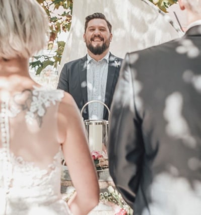 Hochzeitspaar bei der Trauung